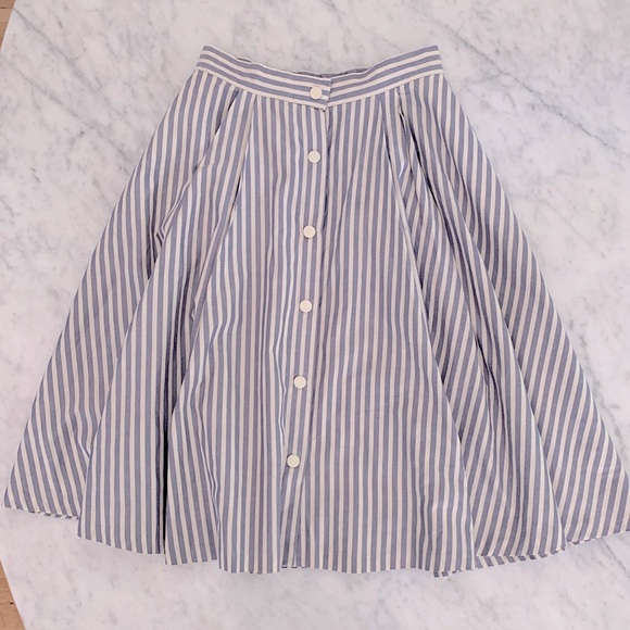 Zara pinstripe circle skirt with white snap buttons and pockets! Size XS - Picture 5 of 9